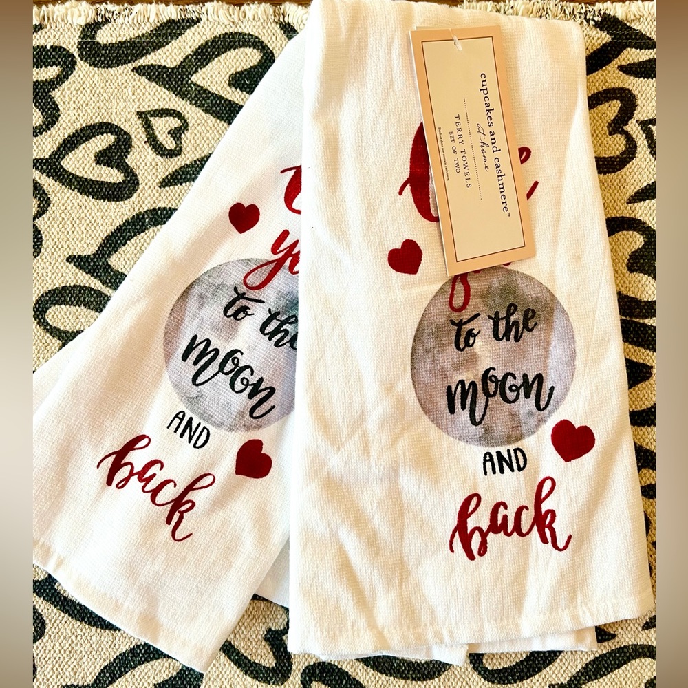 New! Cupcakes and Cashmere set of kitchen towels NWT